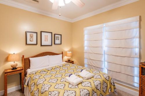 富丽海滩2B Pavilion Watch的一间卧室配有一张带两个枕头的床