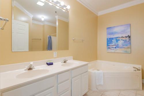 富丽海滩2B Pavilion Watch的浴室设有2个水槽、浴缸和镜子