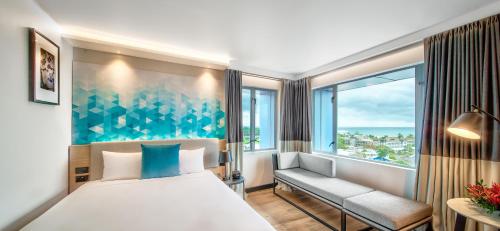 苏瓦塔诺阿帕广场酒店的酒店客房设有床和窗户。
