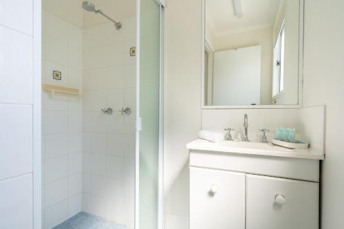 MyolaTasman Holiday Parks - Myola的带淋浴和盥洗盆的白色浴室
