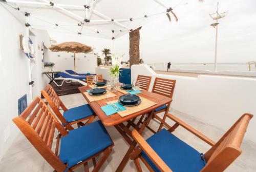 宏达海滩Luxury Suite Sea Front III的一张餐桌和椅子,享有海滩美景