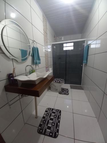 伊瓜苏Sobrado 02 quartos próx. Hotel Recanto Cataratas的浴室配有盥洗盆和带镜子的淋浴