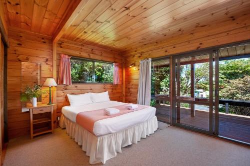 陶波Lake Terrace Lockwood的小木屋内一间卧室,配有一张床