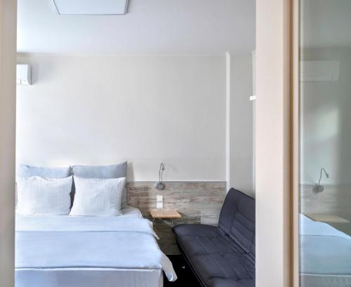 汉诺威威甘德设计酒店的酒店客房,配有床和沙发