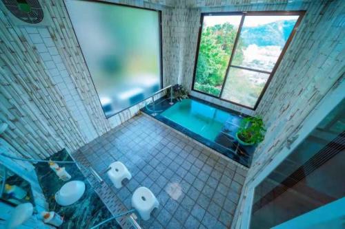 MongawaShiki no Sai的享有带蓝色浴缸的浴室的顶部景致
