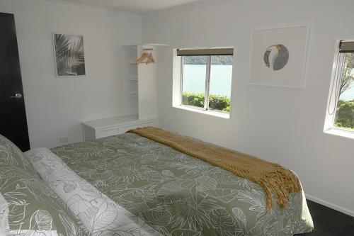 哈夫洛克Bora Castle.的一间卧室设有一张床和两个窗户。
