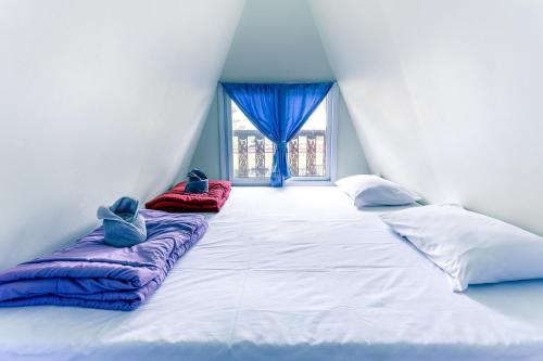 清莱班仙苏可旅馆的窗户客房内的一张带两个枕头的大床