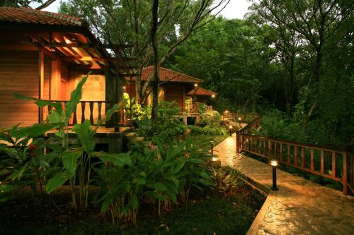 科罗尔帕劳太平洋度假酒店的花园内设有带栅栏和灯的房屋