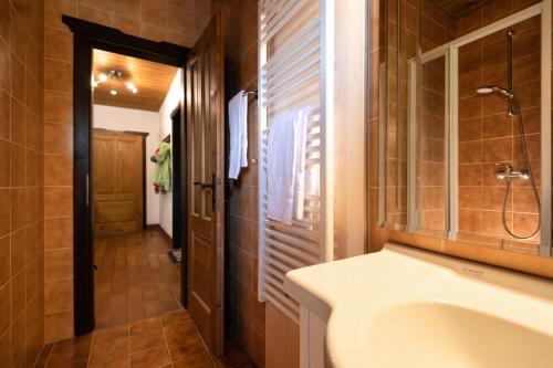 黑马戈尔Apartment HERZALE - Nassfeld的一间带水槽和镜子的浴室