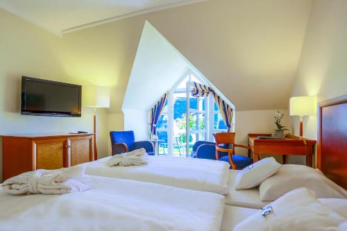 巴尔姆百慕森 - 酒店•高尔夫•Spa的酒店客房设有两张床和电视。