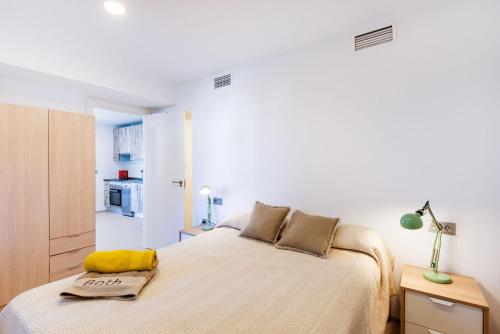 米哈斯Beach Pearl Cala de Mijas的一间卧室配有一张黄色毛巾的床