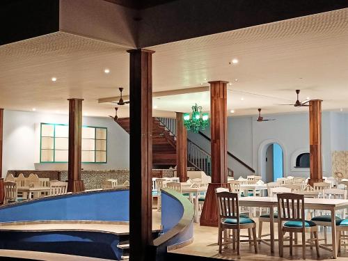 卡兰古特特拉帕莱索度假酒店的一间带游泳池和桌椅的餐厅