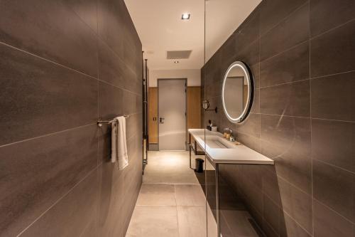 吕伐登Notiz Hotel Leeuwarden的一间带水槽和镜子的浴室