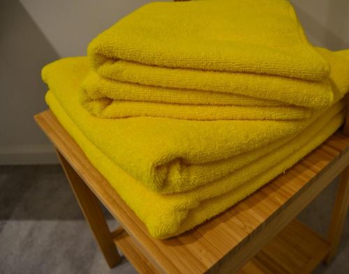 Albecca的一张桌子上摆着一大堆黄色的毛巾