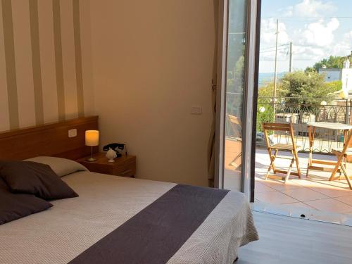 塞尔瓦迪法萨诺Hotel Castel Miramonti的一间卧室配有一张床,享有庭院的景色