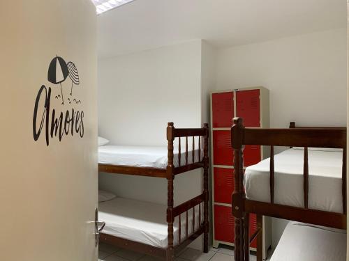 巴拉奈里奥-坎布里乌Positive Hostel的客房设有两张双层床和一台冰箱。