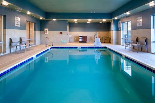 本德Holiday Inn Express & Suites - Bend South, an IHG Hotel的大楼内的一个蓝色海水游泳池
