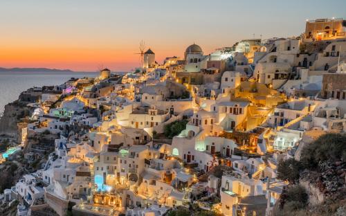 伊亚Pezoules of Oia的日落时分享有波塞塔诺村(village of positano)的景致