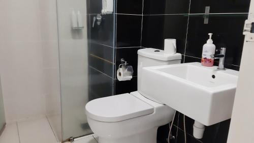 普崇No.11 The John @ Puchong Skypod Residence的浴室配有白色卫生间和盥洗盆。