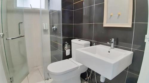 普崇No.12 The Heya @ Japanese Style Super Comfort House的浴室配有白色卫生间和盥洗盆。