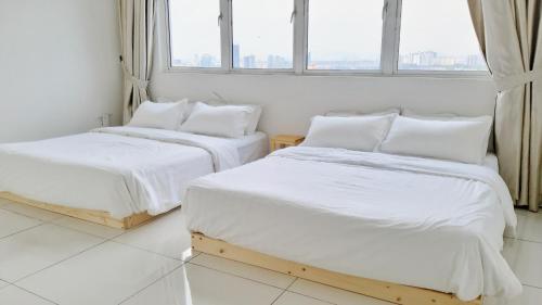 普崇No.12 The Heya @ Japanese Style Super Comfort House的白色客房的两张床,设有窗户