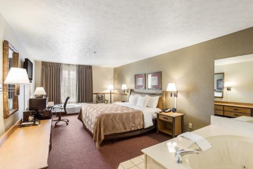Big Stone GapQuality Inn & Suites的酒店客房配有一张床和浴缸。