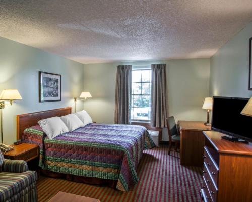 Lakeville翠湖罗德威旅馆的酒店客房,配有床和电视