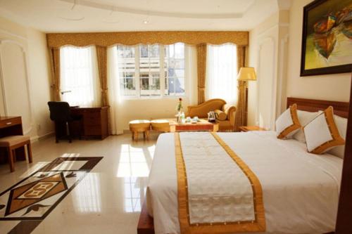 胡志明市谭晃龙酒店的一间带大床的卧室和一间客厅