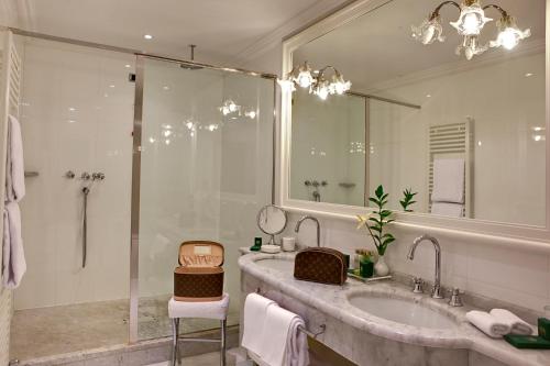 博洛尼亚吉亚巴利奥尼大酒店的一间带大水槽和淋浴的浴室