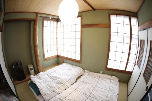 埼玉市Saitama Kyodo Building - Vacation STAY 02388v的一张小床,位于带两个窗户的房间