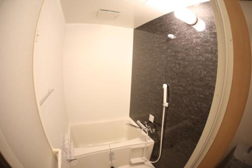 埼玉市Saitama Kyodo Building - Vacation STAY 02388v的带淋浴、盥洗盆和镜子的浴室