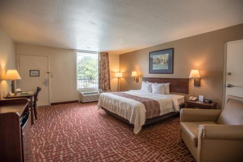博福特镇中品质酒店的酒店客房,配有床和沙发