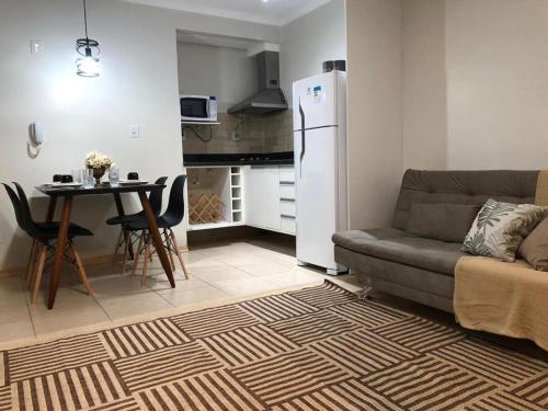 格拉玛多Apartamento Borges Gramado的客厅配有沙发和桌子