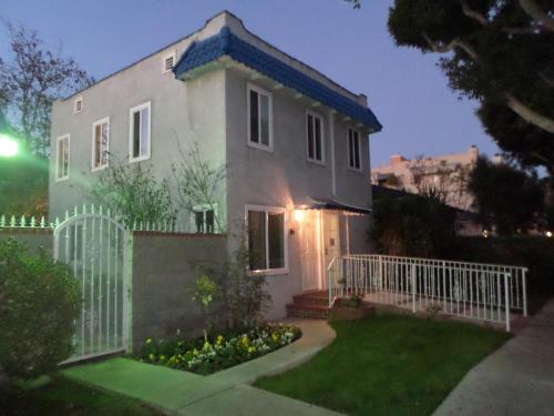 洛杉矶李斯特黑文汽车旅馆的白色的房子,有栅栏和院子