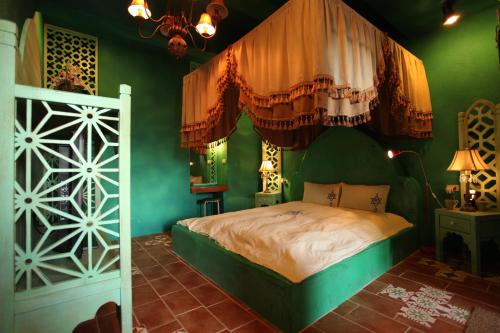 南湾阿飞冲浪旅店3馆-北飞旅店的一间位于绿色客房内的卧室,配有一张床