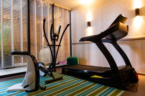 鲁汶博登那图尔住宿加早餐旅馆的一间设有跑步机和窗户的健身房的客房