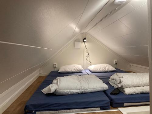 TvååkerSmeakallesbod的阁楼小房间设有两张床