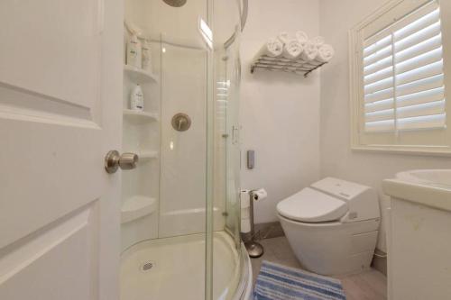 纽波特海滩1000#4 Modern Beach Home, Steps from Sand w/AC!的带淋浴和卫生间的白色浴室