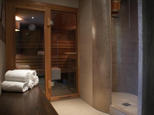 巴塞罗那巴尔莫勒尔酒店的浴室提供桌子上的毛巾和衣柜