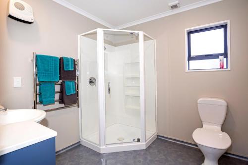 提马鲁贝城汽车旅馆的带淋浴、卫生间和盥洗盆的浴室