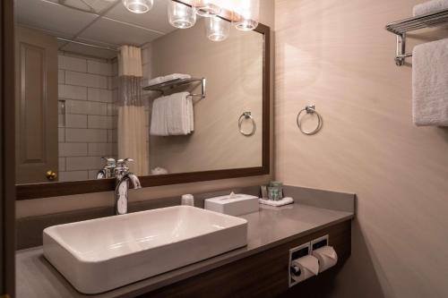 怀特霍斯贝斯维斯特淘金酒店的浴室设有白色水槽和镜子