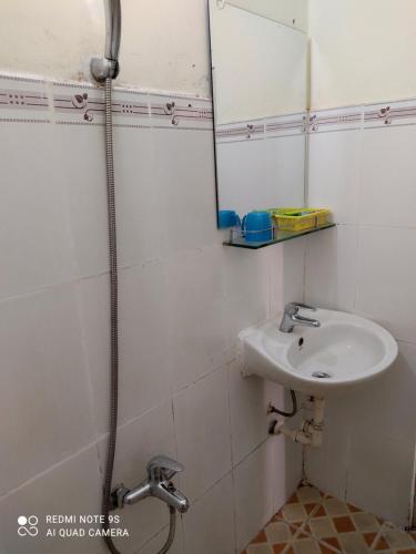 胡志明市Khách sạn Hoa Anh Anh的一间带水槽和镜子的浴室