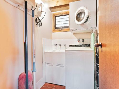 斯瑞德伯班卓琴公寓的一个带水槽和洗衣机的小厨房