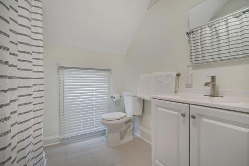 欧申格罗夫The Melrose的白色的浴室设有卫生间和水槽。