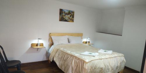 库斯科Anais y Nicolas Hostel Cusco的一间卧室配有一张床,上面有两条毛巾
