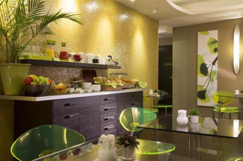 巴黎勒法比酒店的厨房配有绿色的柜台和玻璃桌