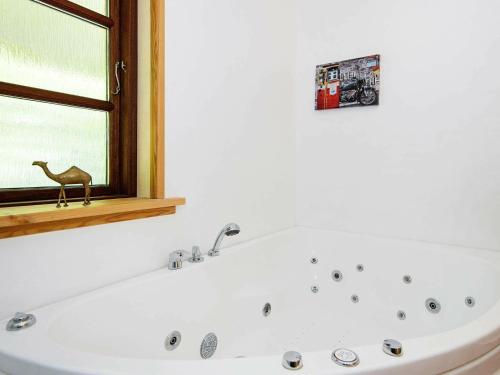 埃贝尔托夫特Peaceful Holiday Home in Jutland with Sauna的带浴缸的浴室和窗户