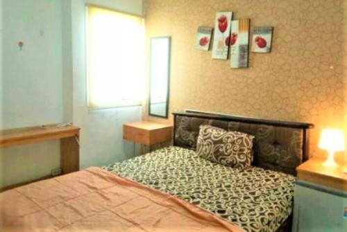 当格浪Barata Hotel AR1的一间卧室配有一张带枕头和窗户的床