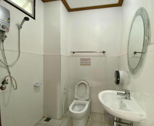 丽贝岛利普旅馆的一间带卫生间和水槽的浴室
