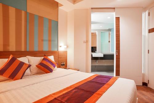曼谷Studio Asoke的一间带大床的卧室和一间浴室